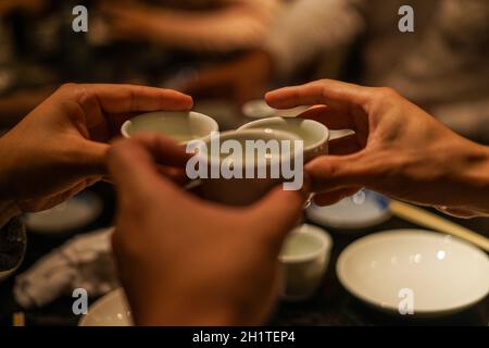 Bild von Sake und in die Luft geblasen. Drehort: Präfektur kanagawa, Yokohama-Stadt Stockfoto