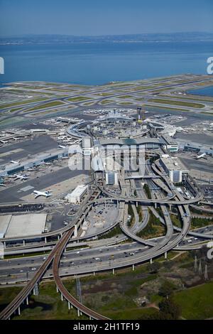 Bayshore Freeway Interchange und San Francisco internationaler Flughafen, San Francisco, Kalifornien, USA - Antenne Stockfoto