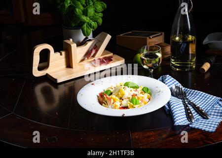 Tagliatelle mit Gorgonzola-Masarpone-Sauce und Schinken. Stockfoto