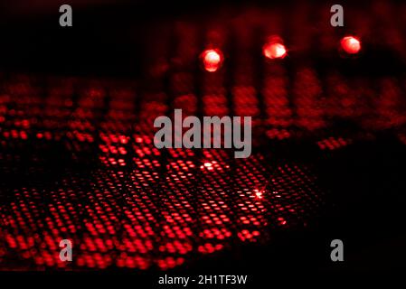 Detail des Gehäuses eines Gaming-pcs mit Lüfter Beleuchtet durch rgb-LED und Schutznetz Stockfoto