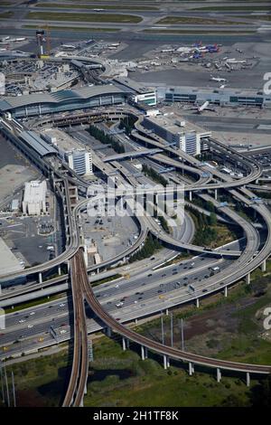 Bayshore Freeway Interchange und San Francisco internationaler Flughafen, San Francisco, Kalifornien, USA - Antenne Stockfoto