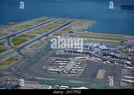 Flugzeuge, Terminals und Start-und Landebahnen am San Francisco International Airport, San Francisco, Kalifornien, USA - Antenne Stockfoto