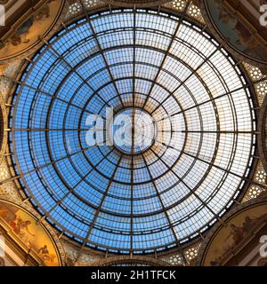 MAILAND, ITALIEN - CA. AUGUST 2020: Architektur in Mailand Fashion Gallery, Italien. Architektonisches Detail des Kuppeldachs. Stockfoto