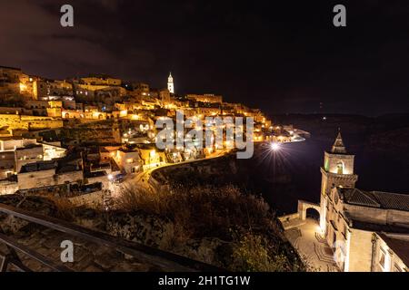 Nacht Landschaft der Sassi von Matera, bekannt für ihre alten Höhlenwohnungen bekannt. Basilikata. Italien Stockfoto