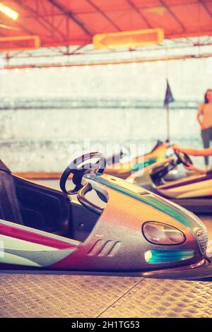 Bunte elektrische Stoßstange Auto in autodrom, Oktoberfest Stockfoto