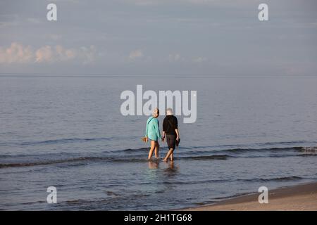 Stegna, Polen - 4. September 2020: Romantischer Spaziergang eines verliebten Paares am Strand in Stegna, Pommern. Polen Stockfoto