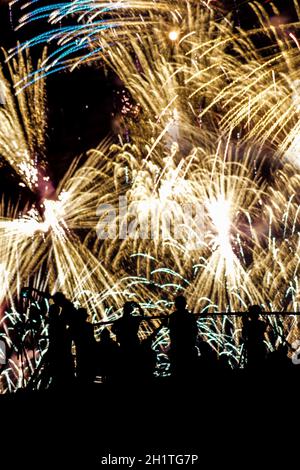 Feuerwerk und viele Menschen Silhouette. Drehort: Yokohama-Stadt kanagawa Präfektur Stockfoto