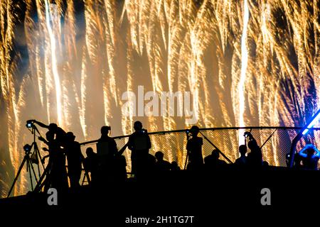 Feuerwerk und viele Menschen Silhouette. Drehort: Yokohama-Stadt kanagawa Präfektur Stockfoto