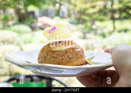 Buns Choux Gebäck mit weißer Schokolade bestreut, Stock Foto Stockfoto