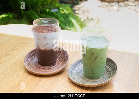 Eisgekühlter grüner Tee und Kaffee in Einweg-Tasse, Stock Foto Stockfoto