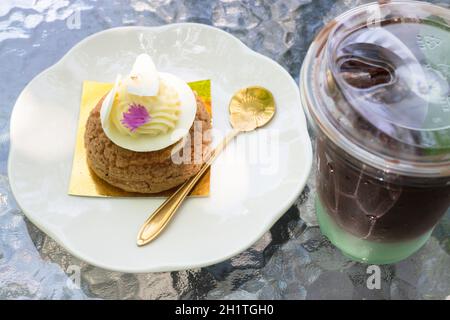 Buns Choux Gebäck mit weißer Schokolade bestreut, Stock Foto Stockfoto