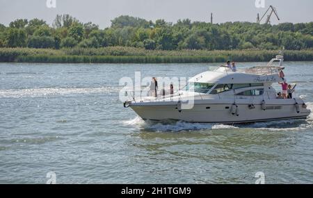 Rostov-on-Don,Russland -September 16,2017:Yacht mit Passagieren an Bord der Segel auf dem Fluss Don Stockfoto