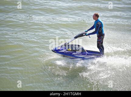 Rostov-on-Don, Russland - 16,2017. September: Sportler auf einem Stuntboot tritt vor dem Publikum bei der Feier des Tages der Stadt von rosto auf Stockfoto