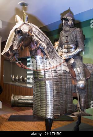 Paris; Frankreich- 02. Mai; 2017: Ritter und sein Pferd in Stahlrüstung. Museum von Orsay Stockfoto