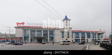 Rostov-on-Don, Russland - Oktober 21,2017: Vorstadtbahnhof. In der Nähe gibt es Passagiere und Transport Stockfoto