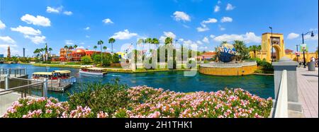 Orlando, USA - 8. Mai 2018: Das Panorama des Universal City Walk in der Nähe des Eingangs zum Themenpark der Universal Studios mit großen drehbaren Universal Lo Stockfoto