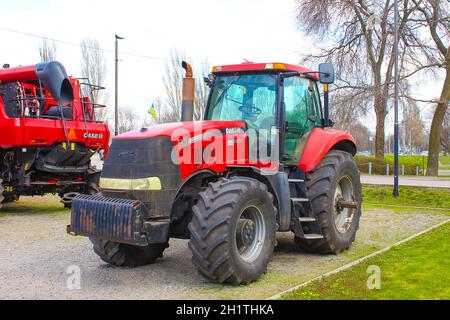 Kiew, Ukraine - 2. August 2020: Case IH Traktor 225 und Logo in Kiew, Ukraine, am 2. August 2020. Case IH ist eine Marke für landwirtschaftliche Geräte Stockfoto