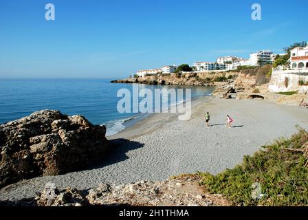 Erhöhter Blick auf den Strand, Nerja, Provinz Malaga; Costa del Sol, Spanien, Europa Stockfoto