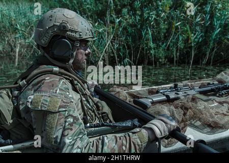 Spezialeinsatzkräfte im Kajak Stockfoto