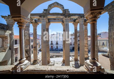 Merida, Spanien - 17. April 2021: Tempel der Diana von der oberen Etage des Interpretationszentrums aus gesehen, Merida, Extremadura, Spanien. Besterhaltener römischer Tempel Stockfoto