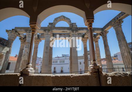 Merida, Spanien - 17. April 2021: Tempel der Diana von der oberen Etage des Interpretationszentrums aus gesehen, Merida, Extremadura, Spanien. Besterhaltener römischer Tempel Stockfoto