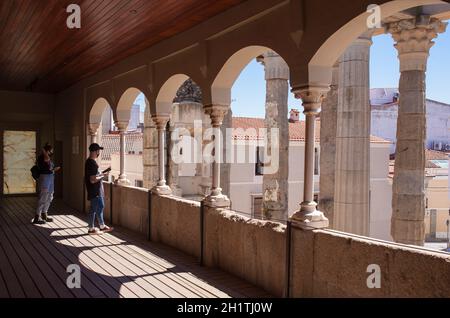 Merida, Spanien - 17. April 2021: Besucher im oberen Stockwerk des Deutungszentrums des Tempels von Diana, Merida, Extremadura, Spanien. Besterhaltene römische Temp Stockfoto