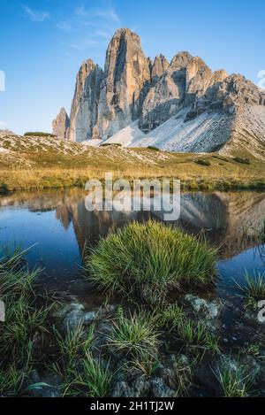 Berühmte Tre Cime di Lavaredo spiegelt sich in kleinen Teich, Dolomiten Alpen Berge, Italien, Europa. Berg der drei Zinnen in den Dolomiten Stockfoto