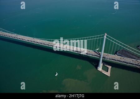 San Francisco-Oakland Bay Bridge, über die San Francisco Bay nach Yerba Buena Island, San Francisco, Kalifornien, USA - Luftaufnahme Stockfoto