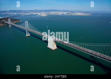 San Francisco-Oakland Bay Bridge, über die San Francisco Bay nach Yerba Buena Island, San Francisco, Kalifornien, USA - Luftaufnahme Stockfoto