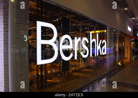 Kiyv, Ukraine - 2. August 2020: Bershka-Laden im Inneren. Bershka ist ein Bekleidungshandelsunternehmen. Es ist Teil der spanischen Inditex-Gruppe Stockfoto