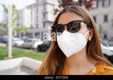 Nahaufnahme der Geschäftsfrau in schützender Gesichtsmaske FFP2 KN95 im Freien Stockfoto
