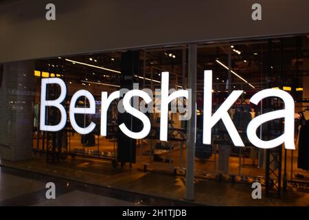 Kiyv, Ukraine - 2. August 2020: Bershka-Laden im Inneren. Bershka ist ein Bekleidungshandelsunternehmen. Es ist Teil der spanischen Inditex-Gruppe Stockfoto