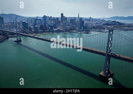 San Francisco-Oakland Bay Bridge, über die San Francisco Bay in die Innenstadt von San Francisco, Kalifornien, USA - Luftaufnahme Stockfoto