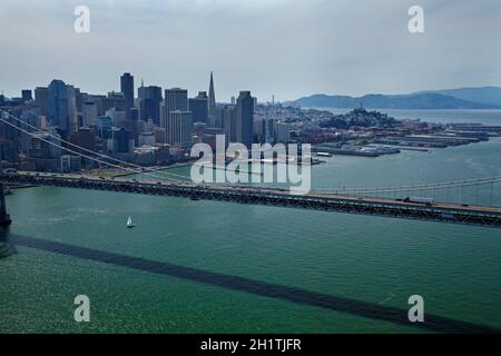 San Francisco-Oakland Bay Bridge, über die San Francisco Bay in die Innenstadt von San Francisco, Kalifornien, USA - Luftaufnahme Stockfoto