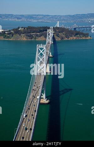 San Francisco-Oakland Bay Bridge, über die San Francisco Bay nach Yerba Buena Island, San Francisco, Kalifornien, USA - Luftaufnahme Stockfoto