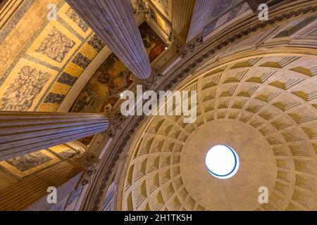 ROM, ITALIEN - CA. AUGUST 2020: Innenansicht des Pantheon-Tempels. Detail der Kuppel. Stockfoto