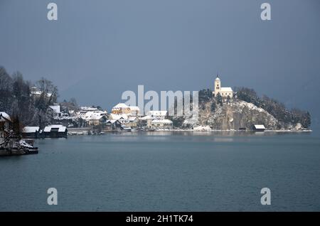 Traunkirchen am Traunsee im Winter mit Nebel, Österreich, Europa - Traunkirchen am Traunsee im Winter mit Nebel, Österreich, Europa Stockfoto