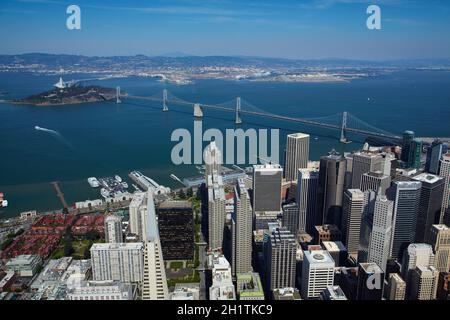 Luftaufnahme der Innenstadt und der San Francisco-Oakland Bay Bridge, über die San Francisco Bay nach Yerba Buena Island und Oakland, Kalifornien, USA. Stockfoto