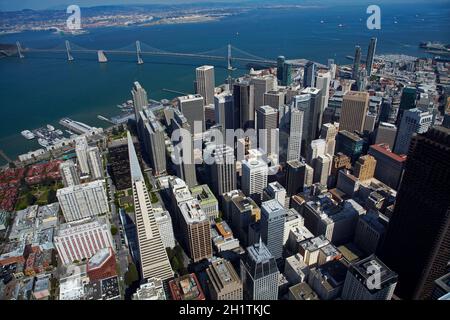 Luftaufnahme der Innenstadt und der San Francisco-Oakland Bay Bridge, über die San Francisco Bay nach Yerba Buena Island und Oakland, Kalifornien, USA. Stockfoto