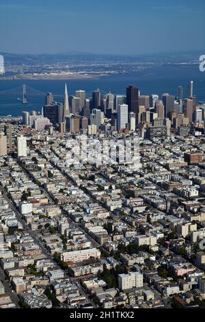 Cow Hollow und Nob Hill Viertel und die Innenstadt von San Francisco, Kalifornien, USA - Antenne Stockfoto