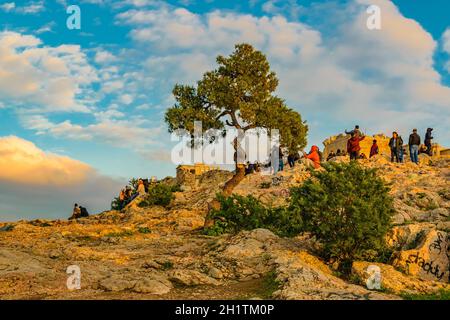 ATHEN, GRIECHENLAND, DEZEMBER - 2019 - Menschen auf dem philopappos-Hügel, einem berühmten Aussichtspunkt der Akropolis. Stockfoto