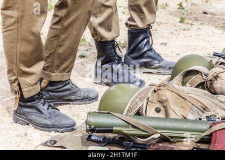 Waffen der sowjetischen Spezialeinsatzgruppe vor der Mission Stockfoto