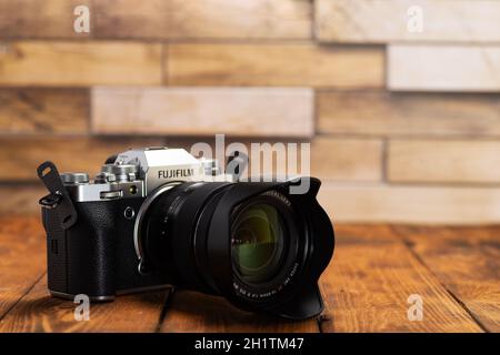 Minsk, Weißrussland - 16. Oktober 2021: FUJIFILM X-T4 KIT XF16-80MM SILBERNES Kameragehäuse auf braunem Holzhintergrund. Stockfoto