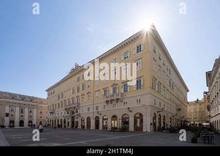 Triest, Italien. 3. Mai 2021. Außenansicht des Tergesteo Palastes im Stadtzentrum Stockfoto