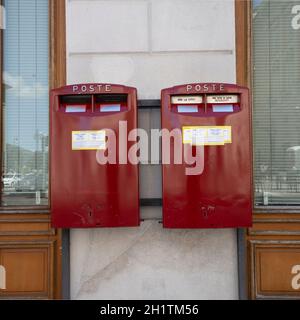 Triest, Italien. 3. Mai 2021. Zwei italienische Briefkästen auf einem Gebäude in der Stadt Stockfoto