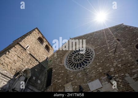 Triest, Italien. 3.Mai 2021. Die Außenansicht der Kathedrale von San Giusto Stockfoto