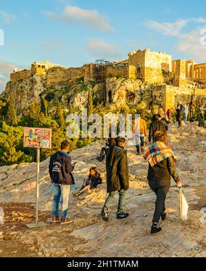 ATHEN, GRIECHENLAND, DEZEMBER - 2019 - Menschenmenge auf dem philopappos Hügel, einem berühmten Aussichtspunkt auf einer Akropolis. Stockfoto