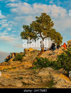 ATHEN, GRIECHENLAND, DEZEMBER - 2019 - Menschen auf dem philopappos-Hügel, einem berühmten Aussichtspunkt der Akropolis. Stockfoto