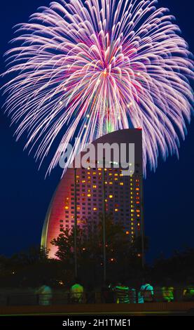 Inter-Continental Hotel und Feuerwerk. Drehort: Yokohama-Stadt kanagawa Präfektur Stockfoto