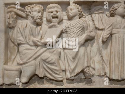 Lissabon, Portugal - 1. März 2020: Sarkophag-Fries, das Philosophen oder Schriftsteller und Musen darstellt. 3. Jahrhundert DC. Chelas, Portugal. National A Stockfoto